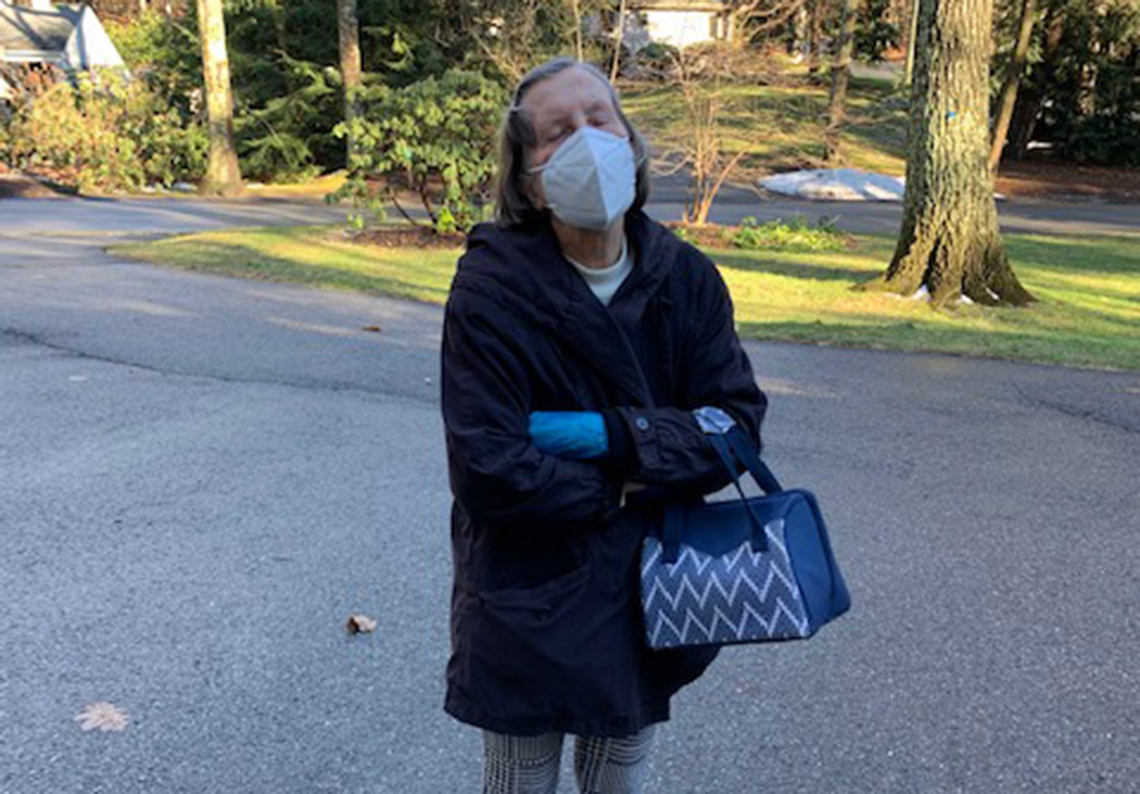 La madre de Lee Woodruff, Terry McConaughy, de 87 años, de pie afuera con una mascarilla tras vacunarse contra la COVID-19.