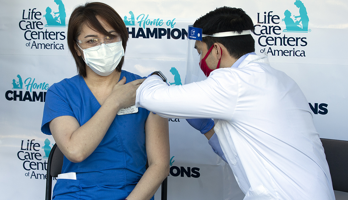 Una enfermera recibiendo la vacuna contra la COVID-19
