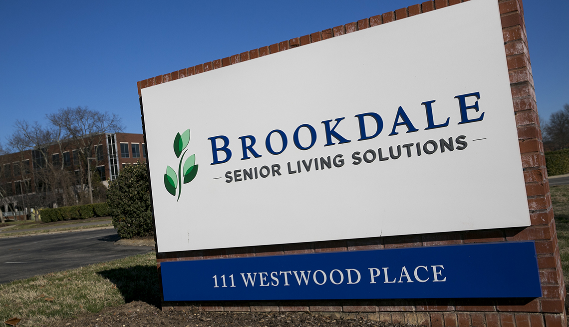Un letrero con el logotipo fuera de la sede de Brookdale Senior Living en Brentwood, Tennessee, el 4 de febrero de 2017.