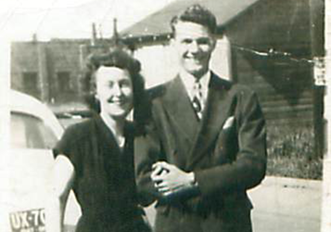 La pareja se casó pocos meses después de conocerse. Aquí están en Ohio, a fines de la primavera de 1947, poco antes de su boda.