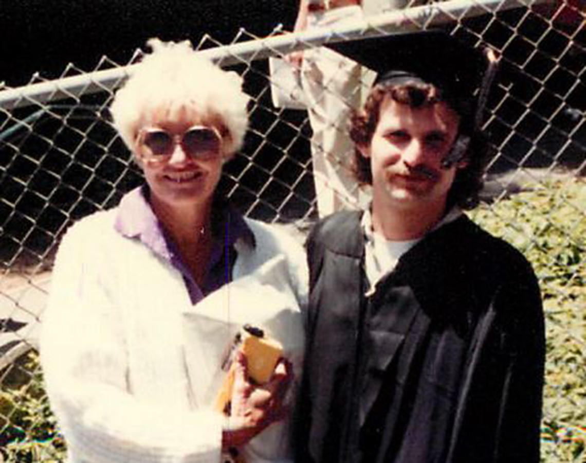 Gloria Single y su hijo Aubrey Jones en su graduación de la universidad.