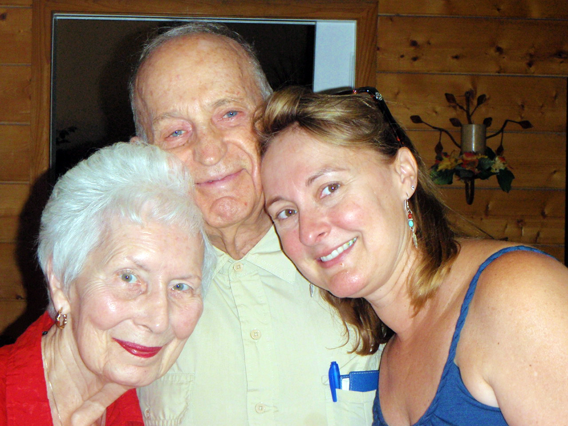 Amy Goyer con sus padres Patricia y Robert Goyer.