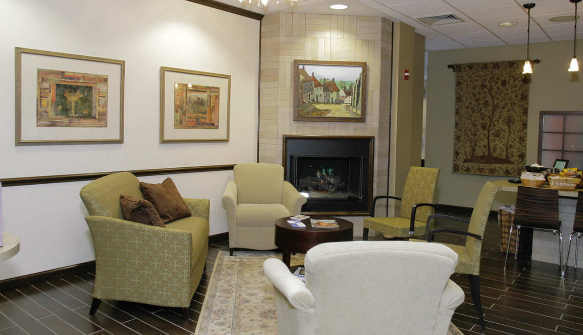 La cálida y acogedora atmósfera del Ken Hamilton Caregivers Center es un bienvenido descanso para los cuidadores. 