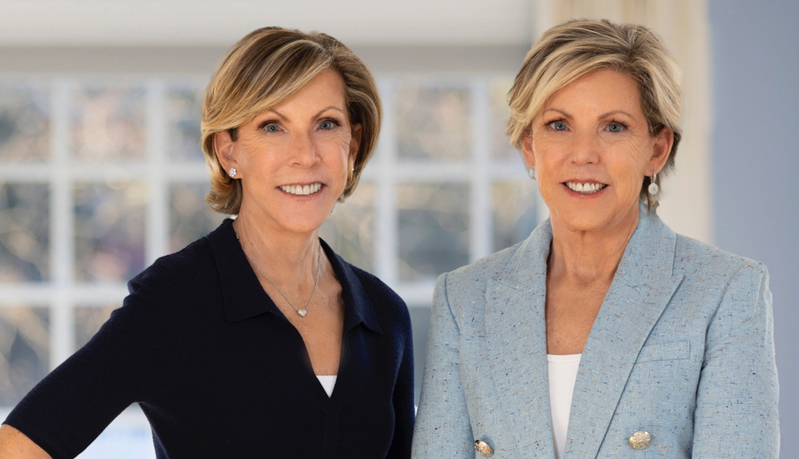 Las hermanas Kathy Giusti (izq.) y Karen Andrews son fundadoras de la Multiple Myeloma Research Foundation.