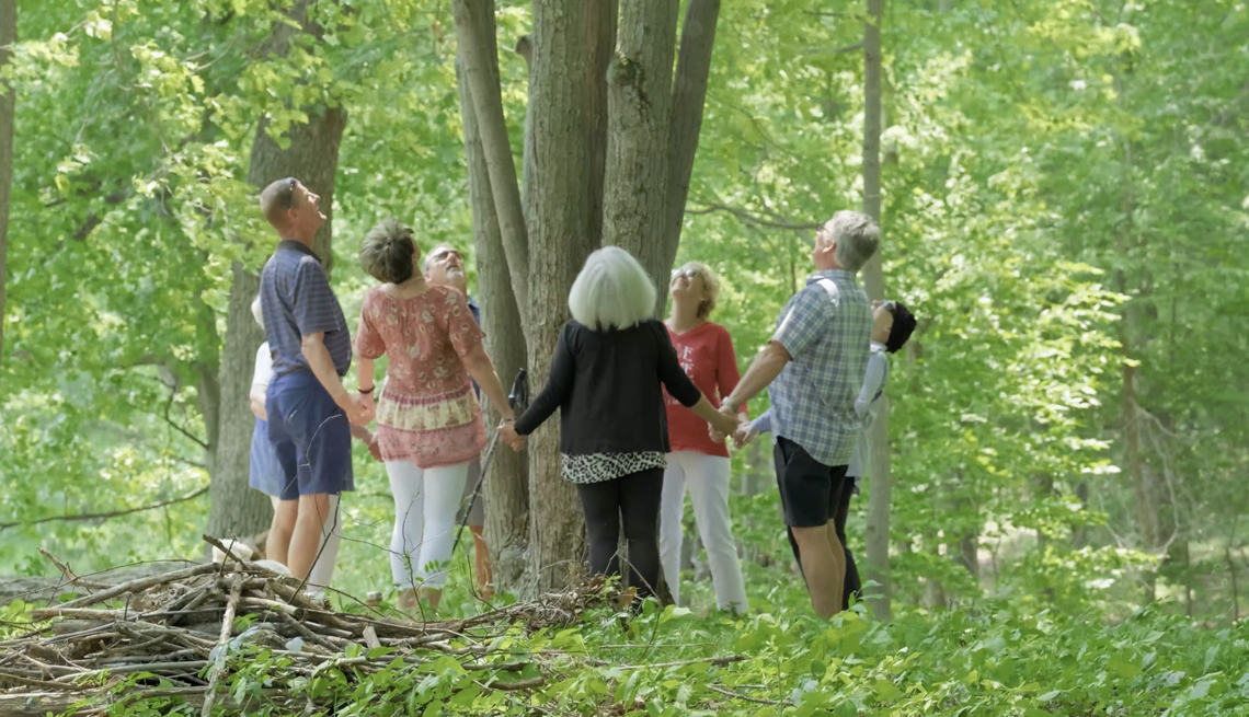 John Collins y la familia Groves alrededor del árbol.