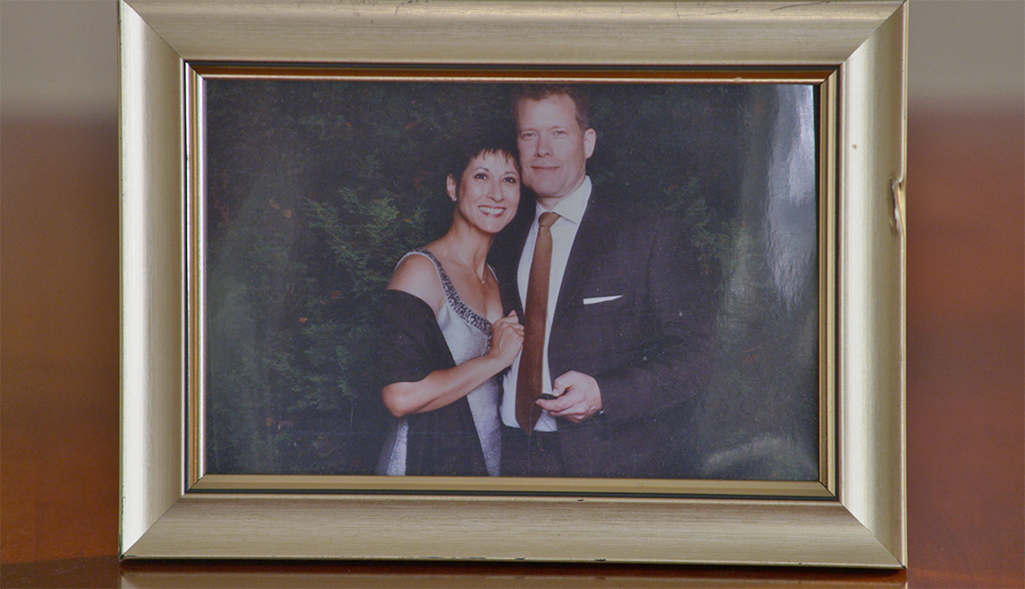 Una foto enmarcada de Myra García y su esposo Rick White