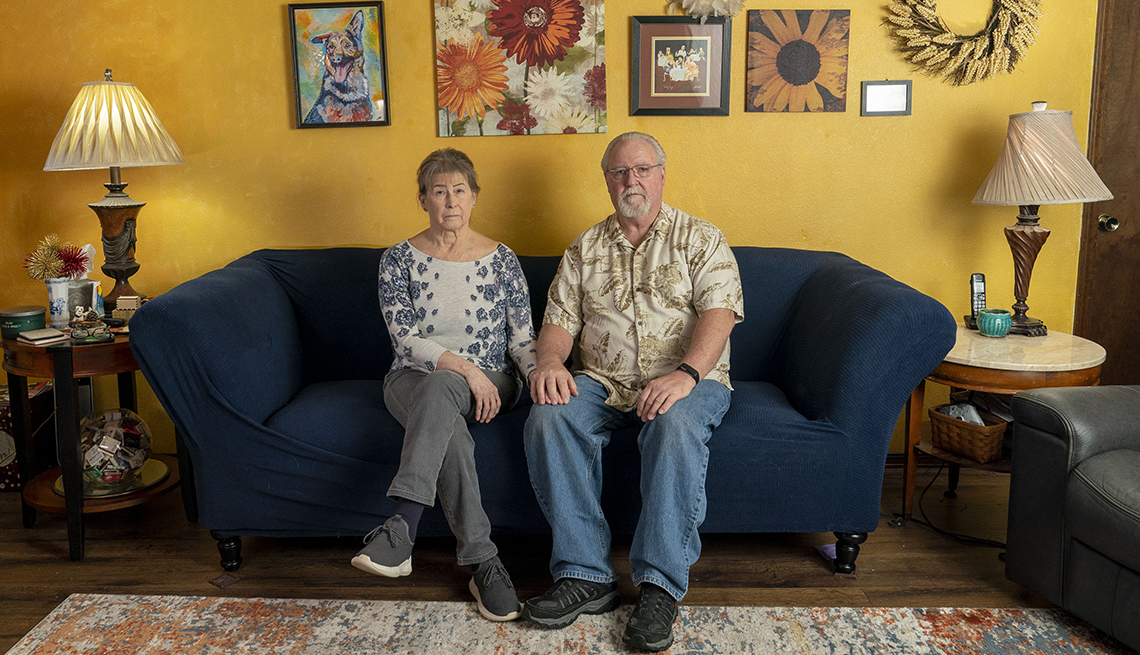 Wayne Whitehouse y su esposa Karon en la sala de su hogar.