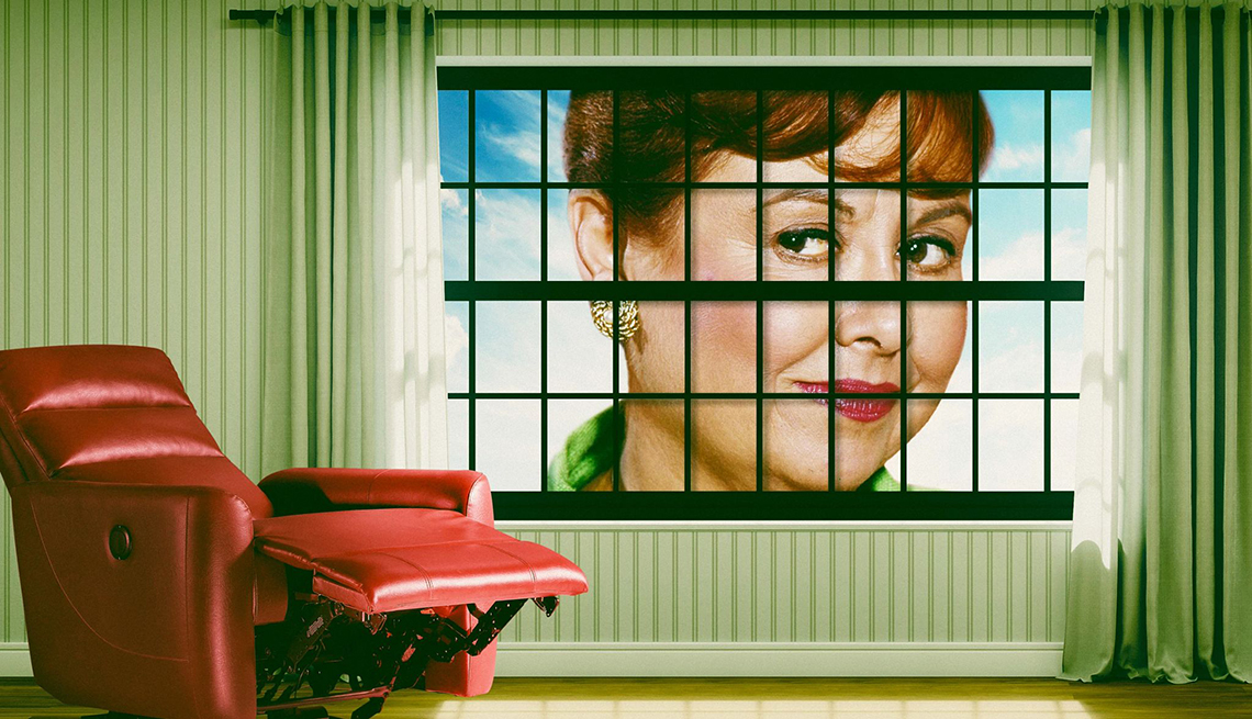 Una mujer mirando hacia dentro de una ventana de una sala.