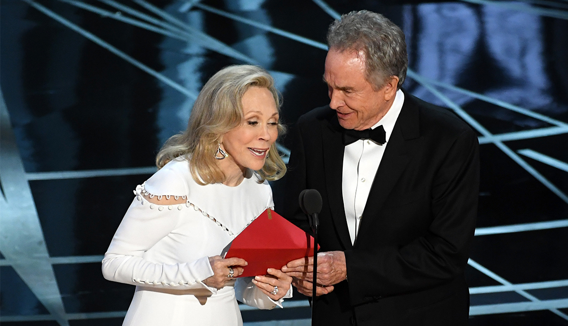 Faye Dunaway and Warren Beatty announce Best Picture at the Oscars