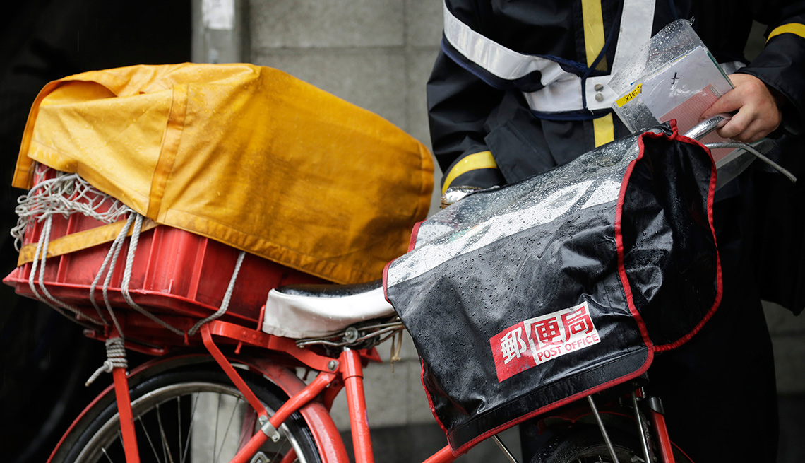 Mensajero japonés y su bicicleta