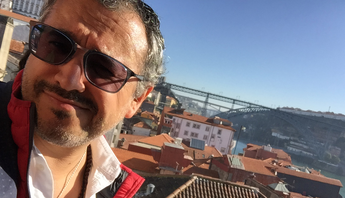 Selfie image of Fernando Palacios with a bridge in the background