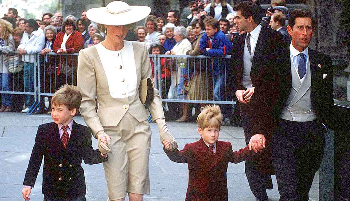 Lady Diana y el príncipe Carlos junto a sus hijos, los prícipes Guillermo y Enrique