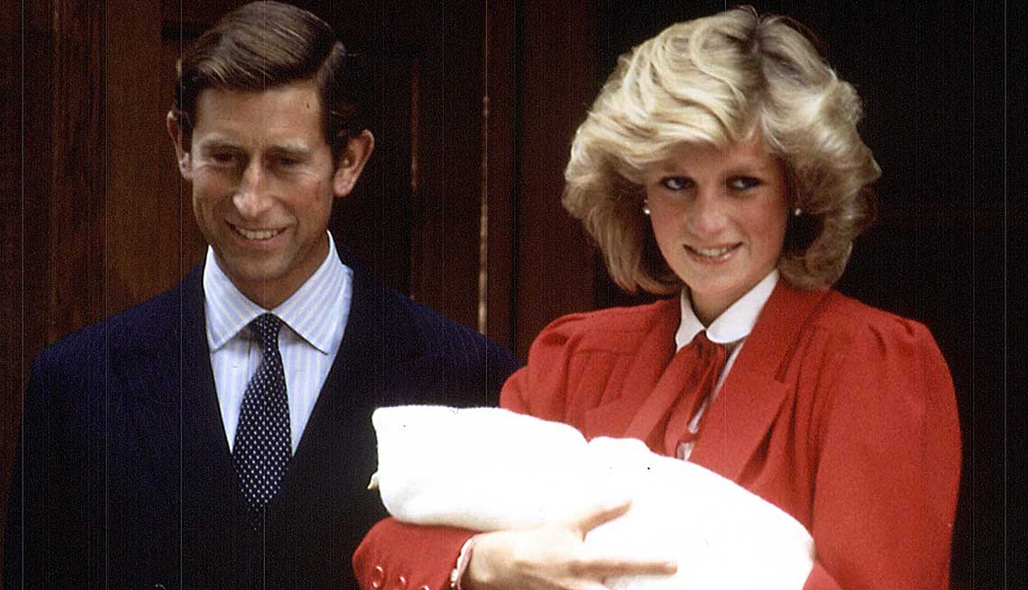 Lady Diana y Carlos juntos a su nuevo recién nacido, el príncipe Enrique