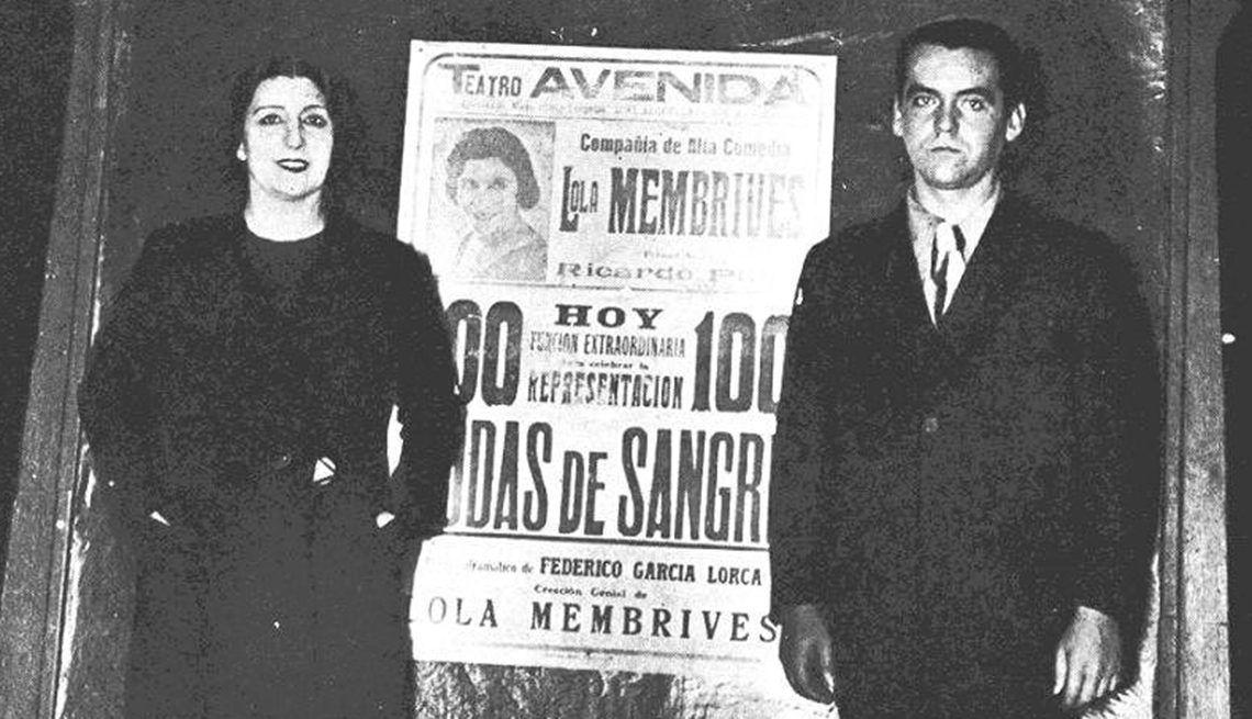 Federico García Lorca y la actriz Lola Membrives ante el cartel de la obra 