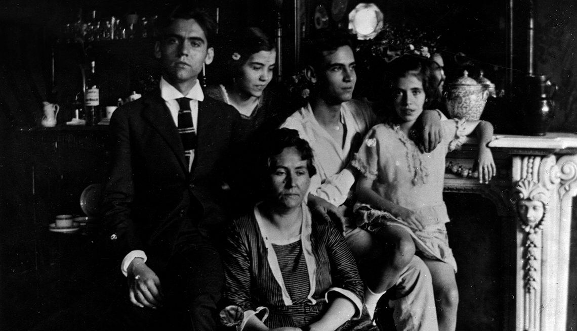 El dramaturgo español Federico García Lorca a los 21 años con su familia. Sus hermanos Concha, Francisco e Isabelita, y su madre Vicenta Lorca. 1919