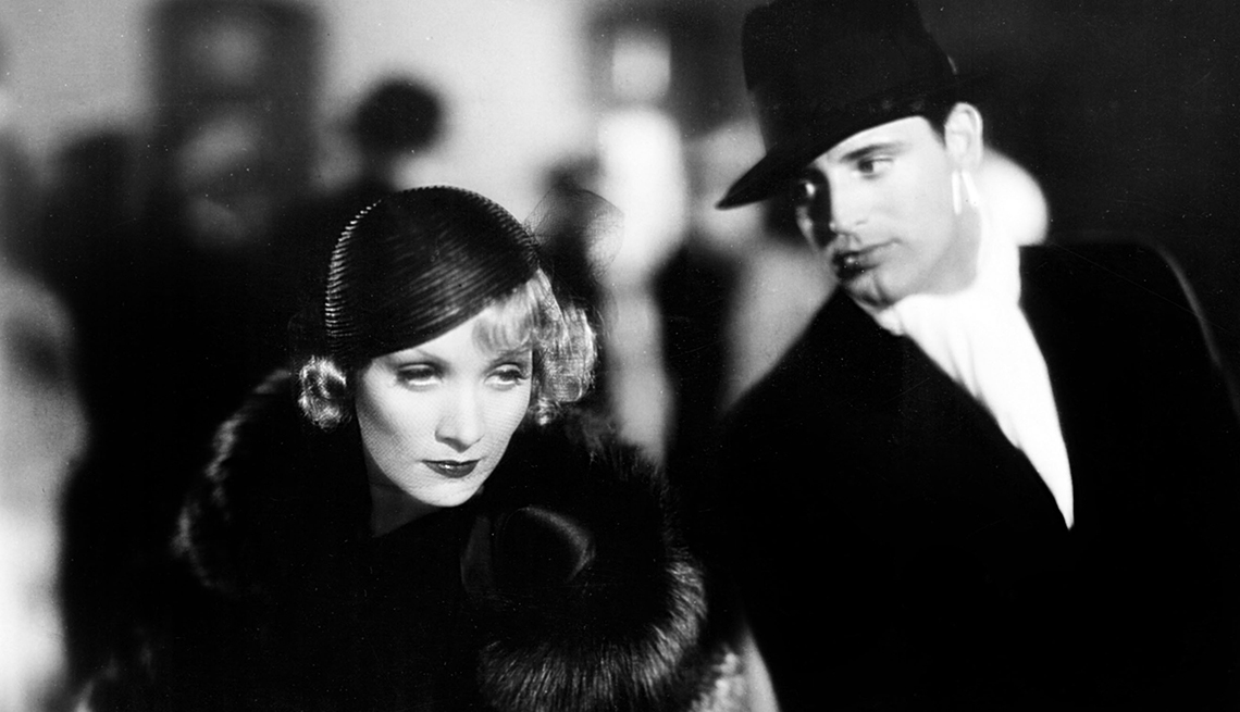 Actor inglés Cary Grant con Marlene Dietrich en una escena de Blonde Venus, 1932