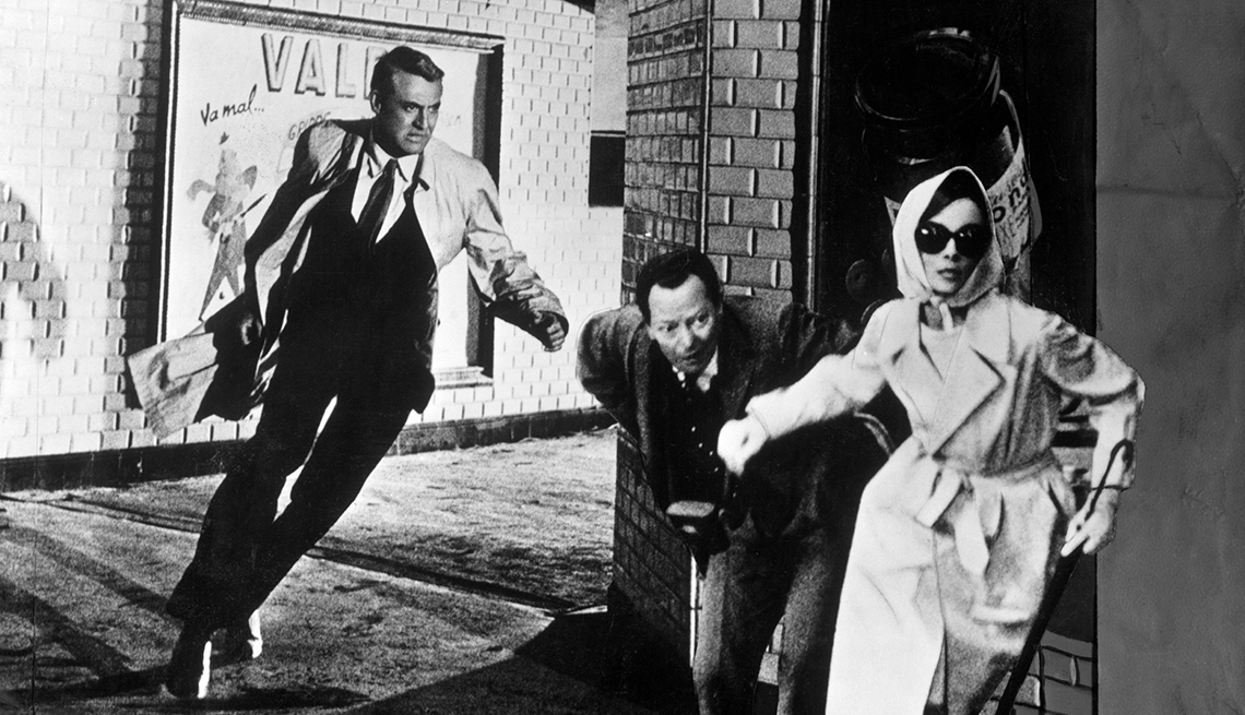 Cary Grant y Audrey Hepburn en una escena de la película Charade, 1963