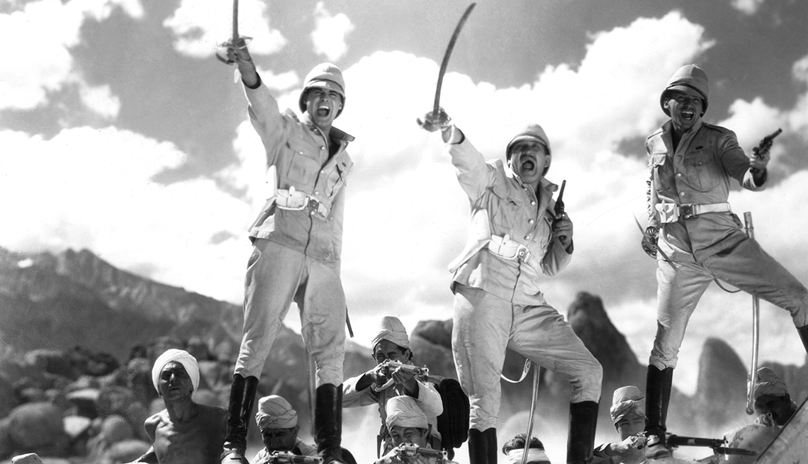 Escena de la película Gunga Din con Cary Grant, Victor McLaglen y Douglas Fairbanks Jr., 1939
