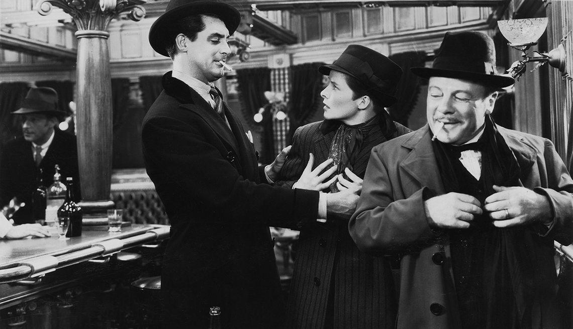 Cary Grant, Katharine Hepburn, Edmund Gwenn, en una escena de la película Sylvia Scarlett, 1935