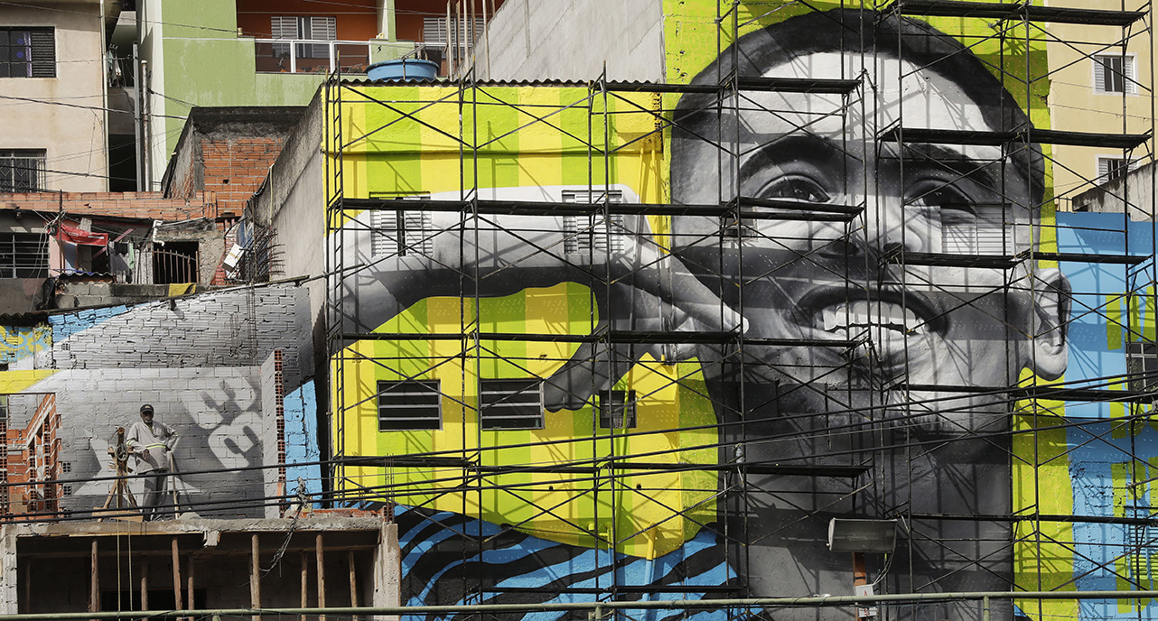 Gigantesco mural de Gabriel Jesús en la favela Jardim Peri.