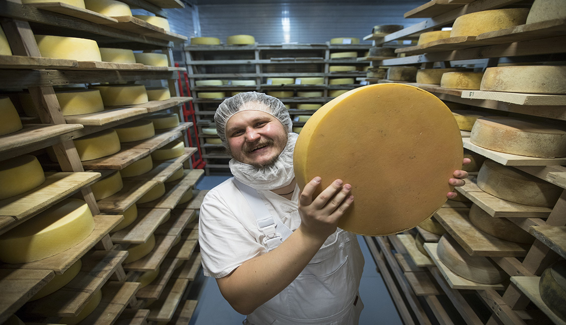 Un productor ruso muestra un queso de su fábrica.