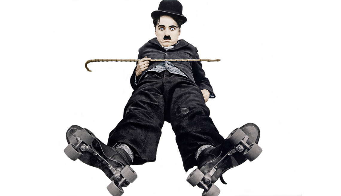 Charlie Chaplin en una escena de la película The Rink