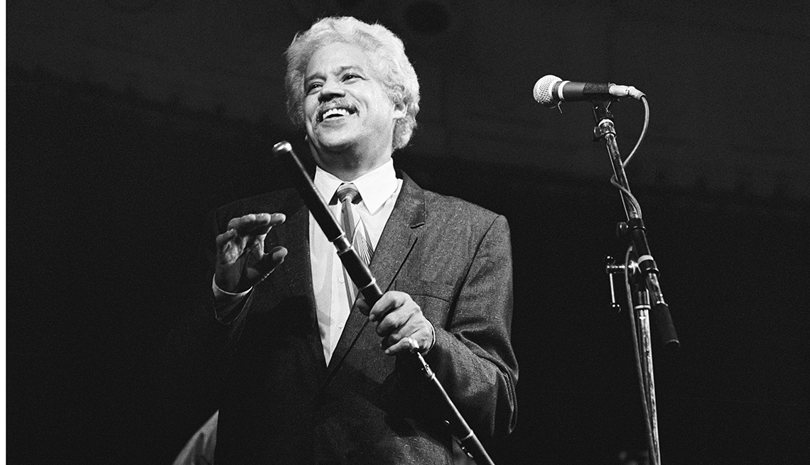 Johnny Pacheco en un escenario con su flauta en Amsterdam July 29, 1988.