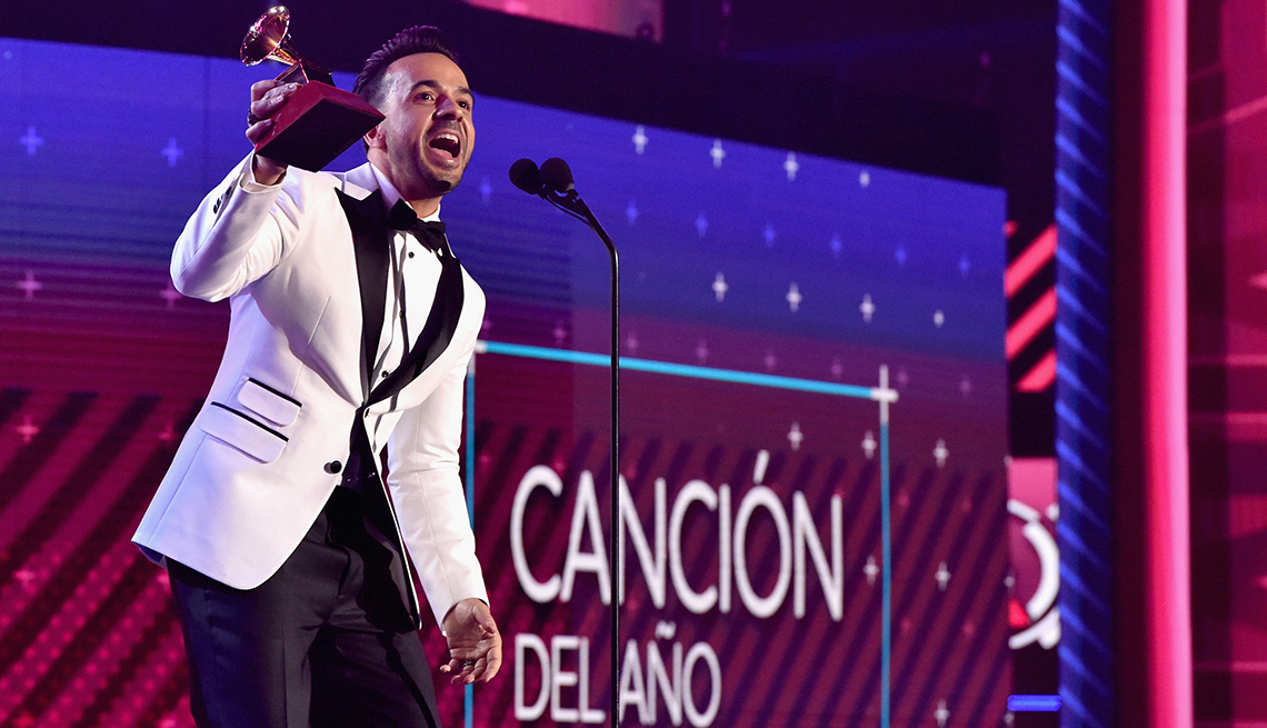 Luis Fonsi recibiendo uno de los Latin Grammy que ganó la noche del 17 de noviembre en Las Vegas