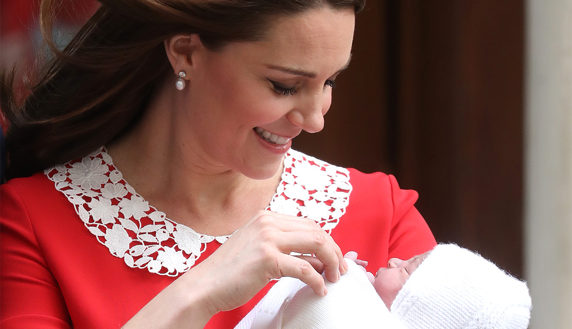 item 3 of Gallery image - Catherine, Duchess of Cambridge departs the Lindo Wing with her newborn son at St Mary's Hospital on April 23, 2018 in London, England. 