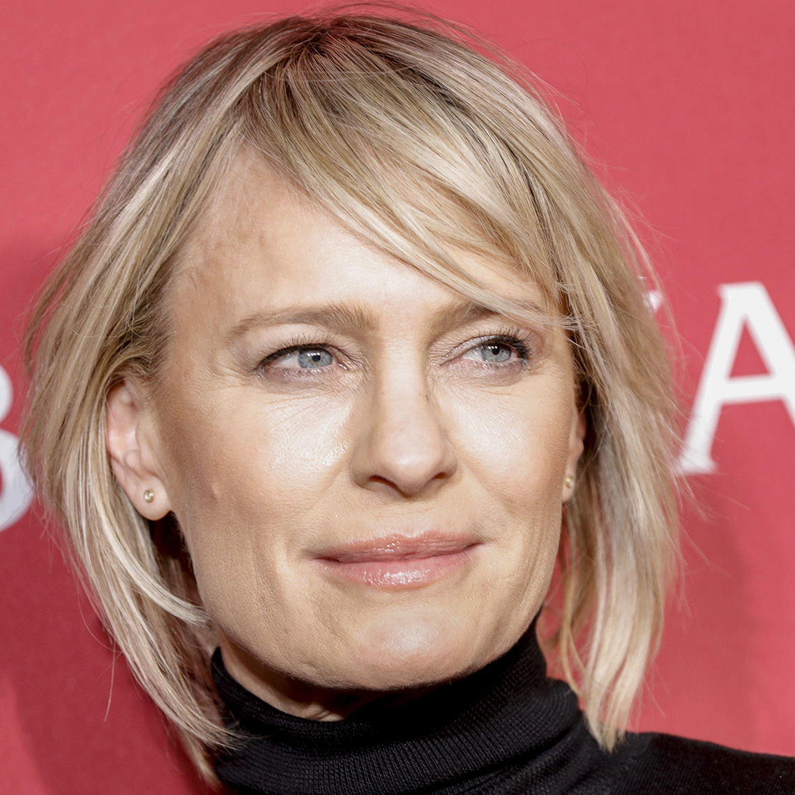 Robin Wright with a lean straight textured hairdo