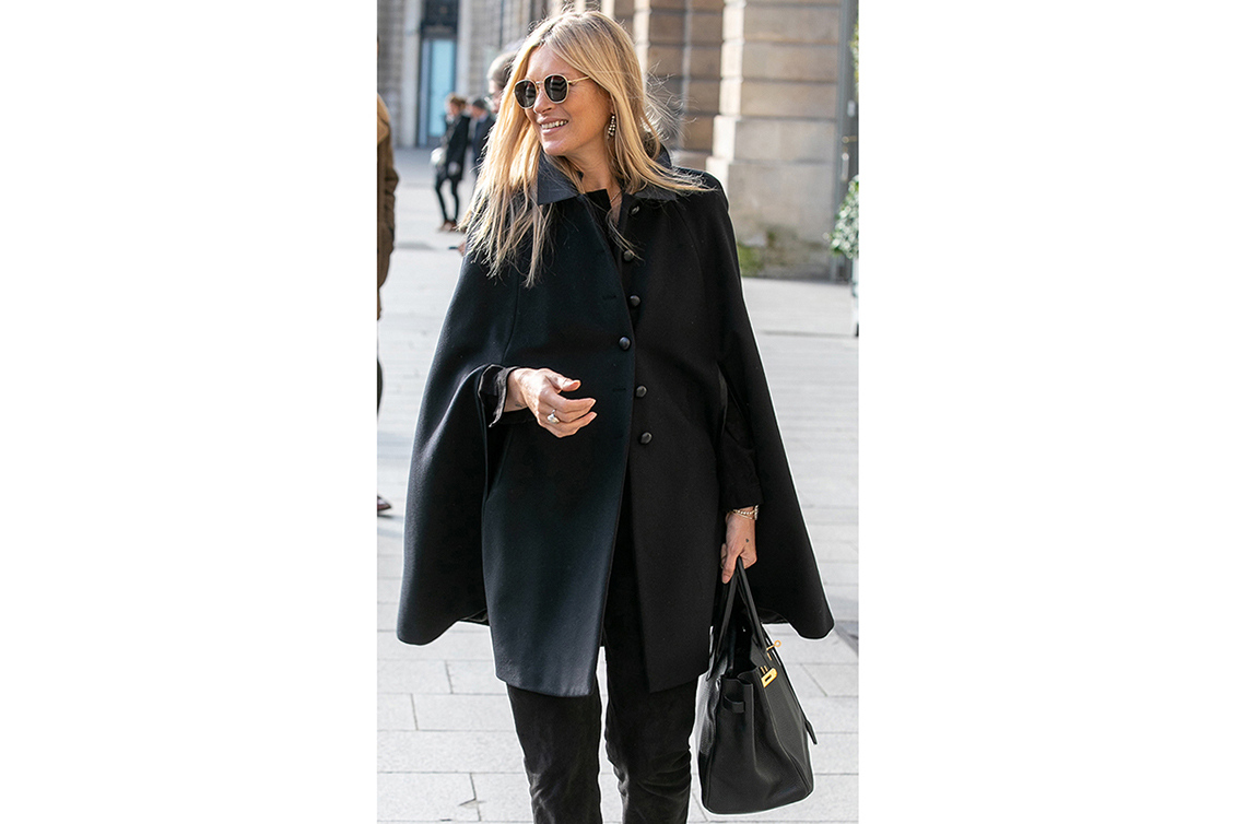 Kate Moss lleva un bolso de mano con manijas redondeadas estilo satchel