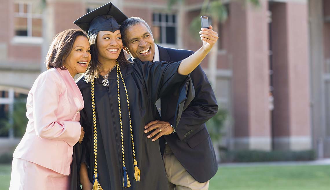 Familia posando en una foto el día de la graduación.