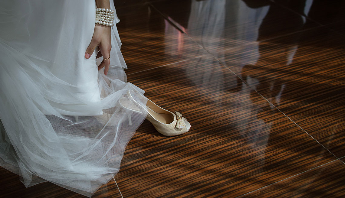 Vestido de novia con zapatos blancos