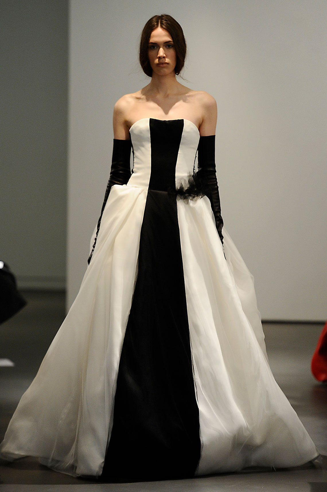 Modelo en pasarela con vestido de novia Vera Wang, colección 2014