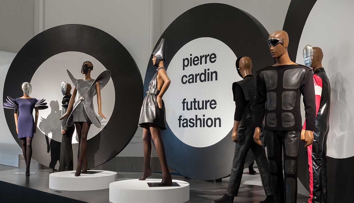 item 1 of Gallery image - Los trajes futuristas de Pierre Cardin en exhibición en el Brooklyn Museum.