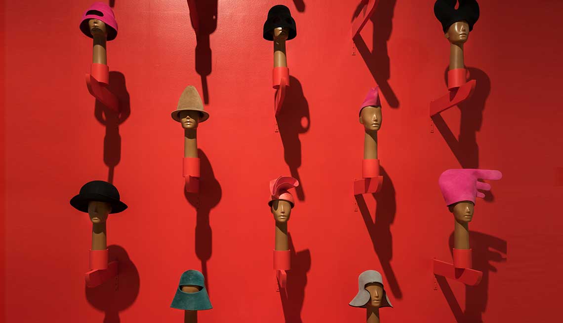 item 3 of Gallery image - Sombreros diseñados por Pierre Cardin a lo largo de su carrera en la exhibición de Pierre Cardin en el museo de Brooklyn, Nueva York, 2019.