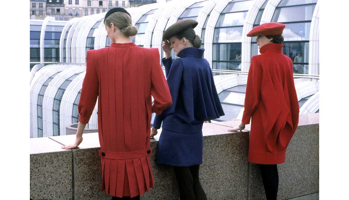 item 4 of Gallery image - Diferentes modelos de los abrigos “computer” de 1980 diseñados por Pierre Cardin.
