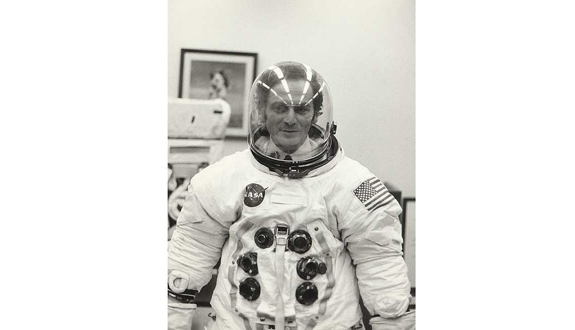 item 6 of Gallery image - Diseñador Pierre Cardin con traje de astronauta del Apollo 11.