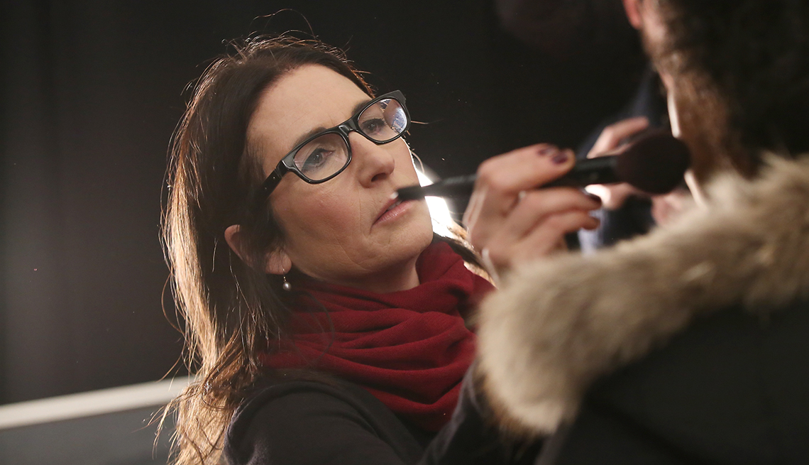 Bobbi Brown, maquilladora profesional, prepara a una modelo durante el Desfile de la moda de Nueva York, otoño 2016 