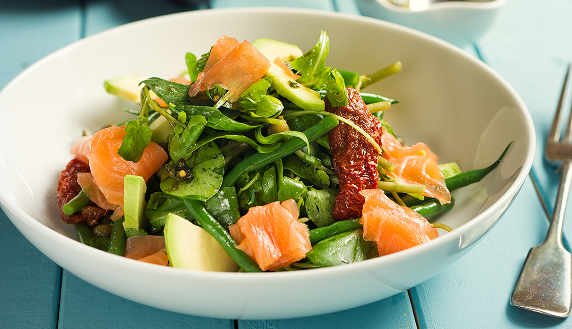 item 11 of Gallery image - Una ensalada de verano saludable con salmón ahumado, verduras, tomates y aguacate