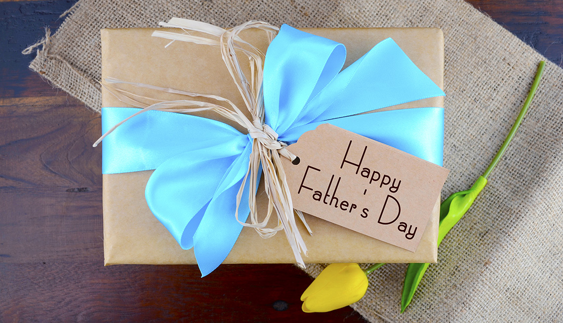 Un regalo envuelto con cinta azul para el Día del Padre.