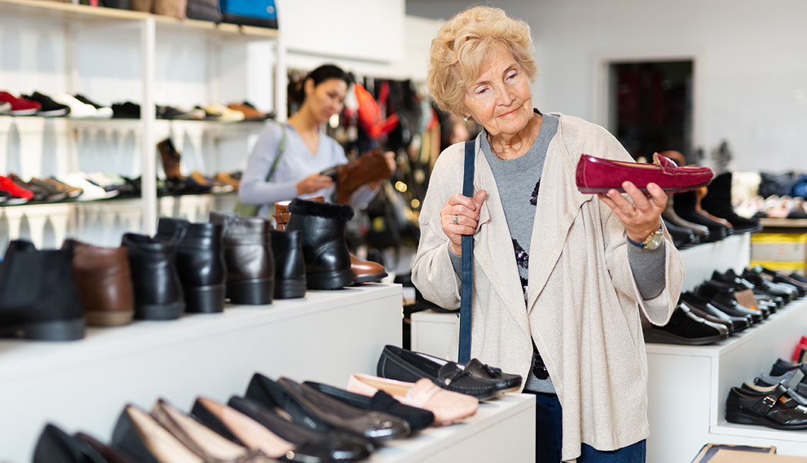 Una mujer mirando zapatos en una tienda.