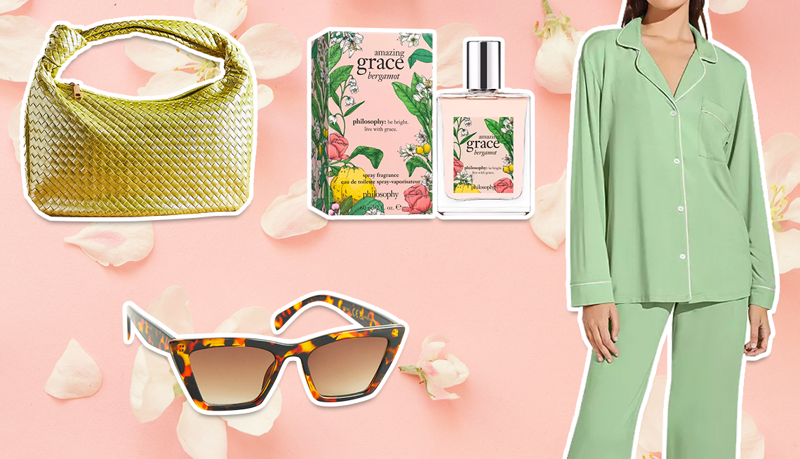 Variedad de regalos para las madres como bolsos, gafas de sol, fragancia y pijama.