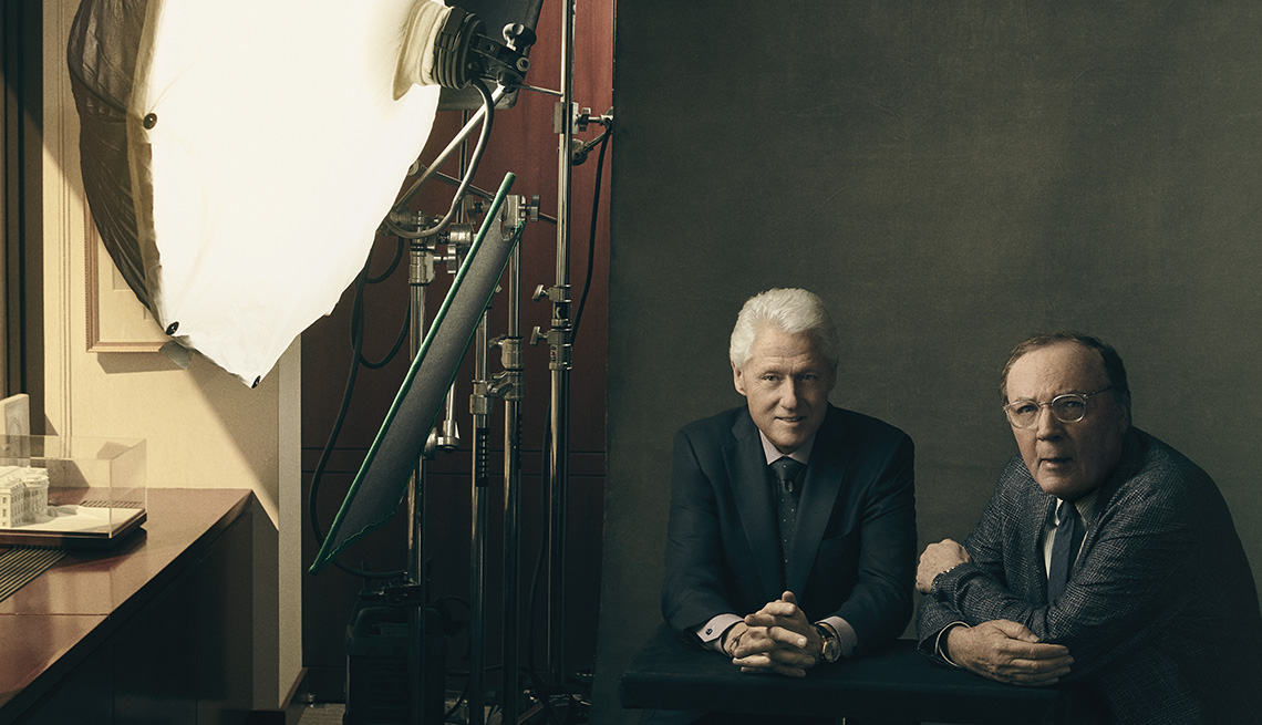 Bill Clinton y James Patterson sentados al lado de una luz de estudio de fotografía