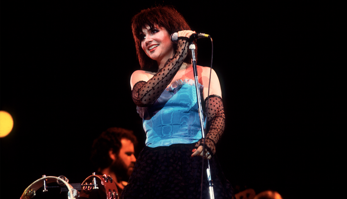 Linda Ronstadt actúa en el escenario de Milwaukee, Wisconsin en 1983.