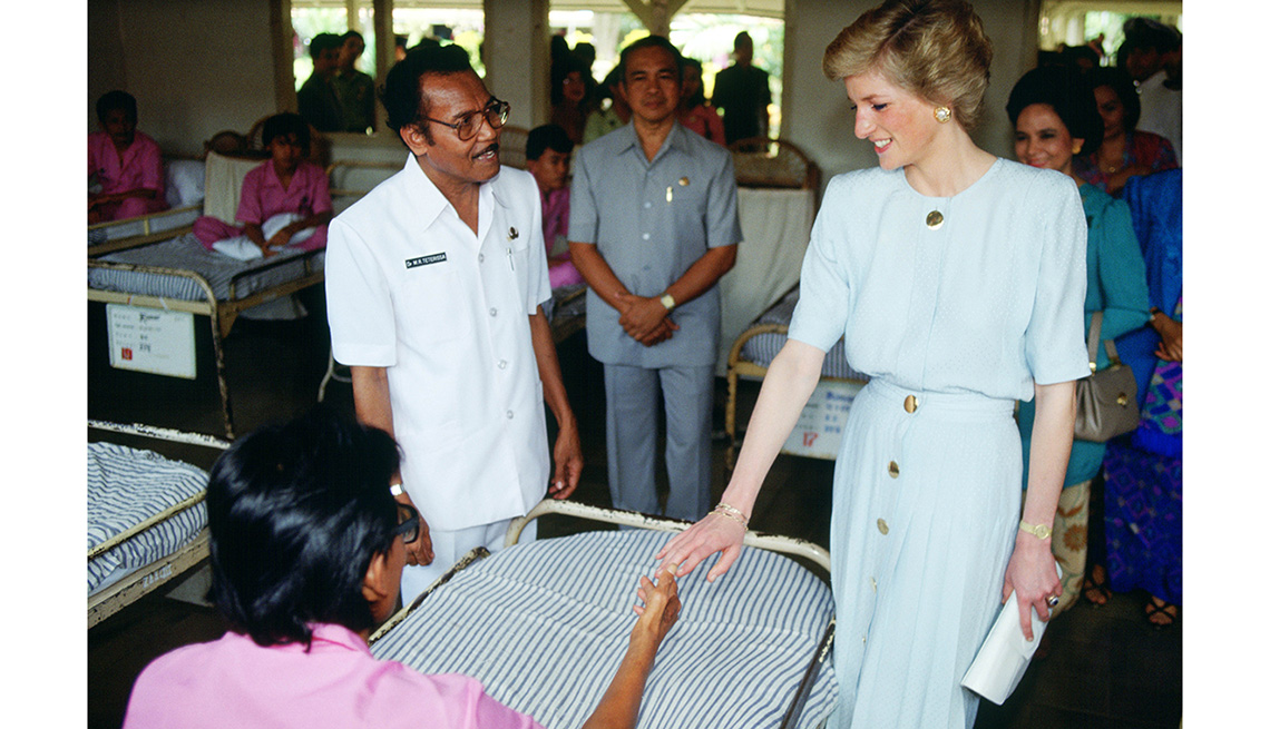 item 2 of Gallery image - Diana, Princess of Wales meets a leprosy patient at Sitanala Leprosy Hospital in Jakarta, Indonesia