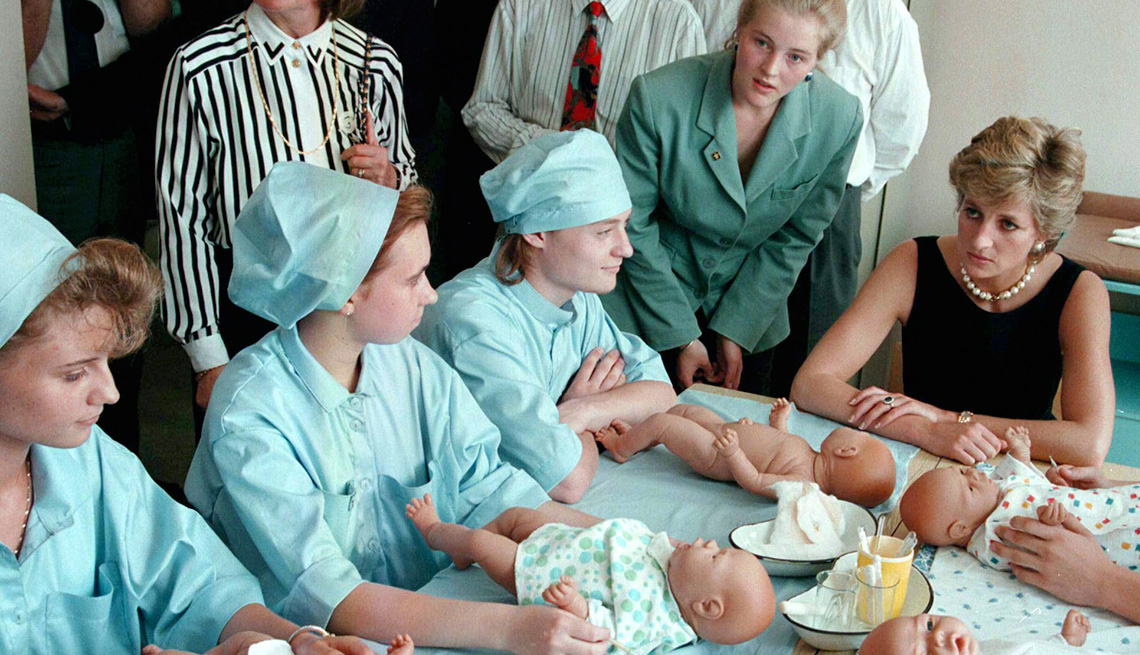 item 5 of Gallery image - Princess of Wales talks with paediatric nurses during a visit to the Tushinskaya Children's Hospital in Moscow 