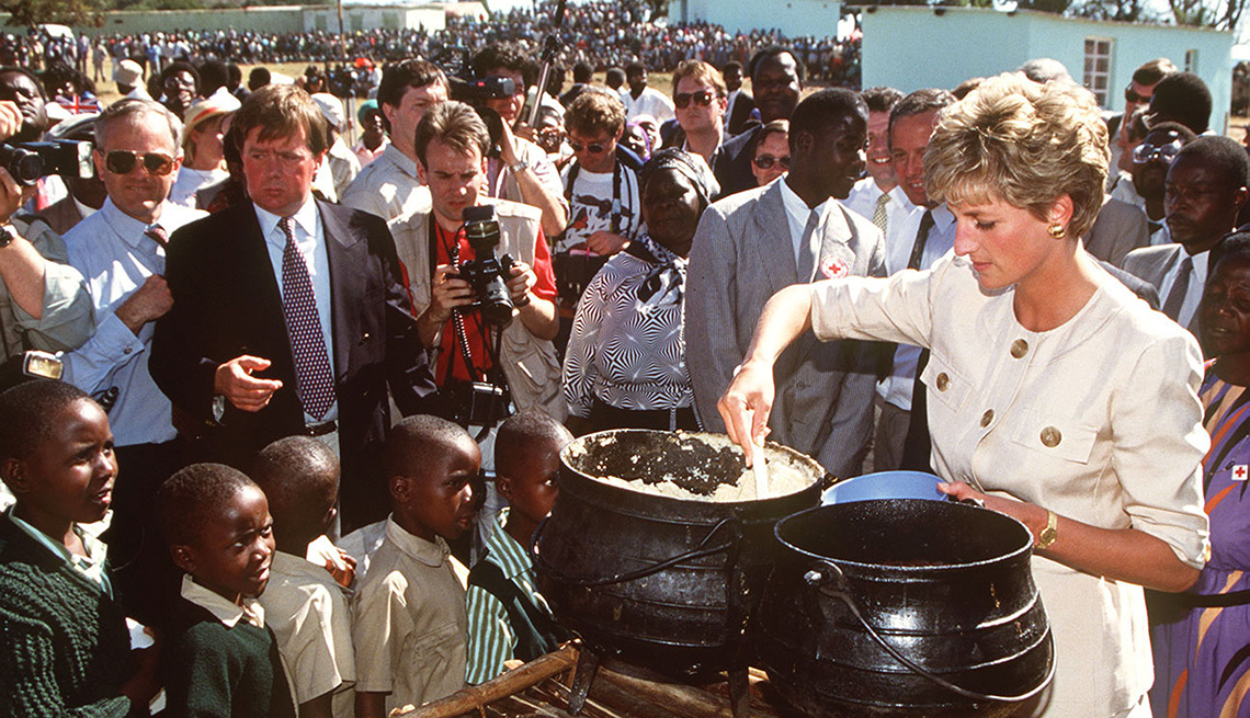item 3 of Gallery image - Princess Diana at the Nemazura feeding centre - a Red Cross project for refugees in Zimbabwe