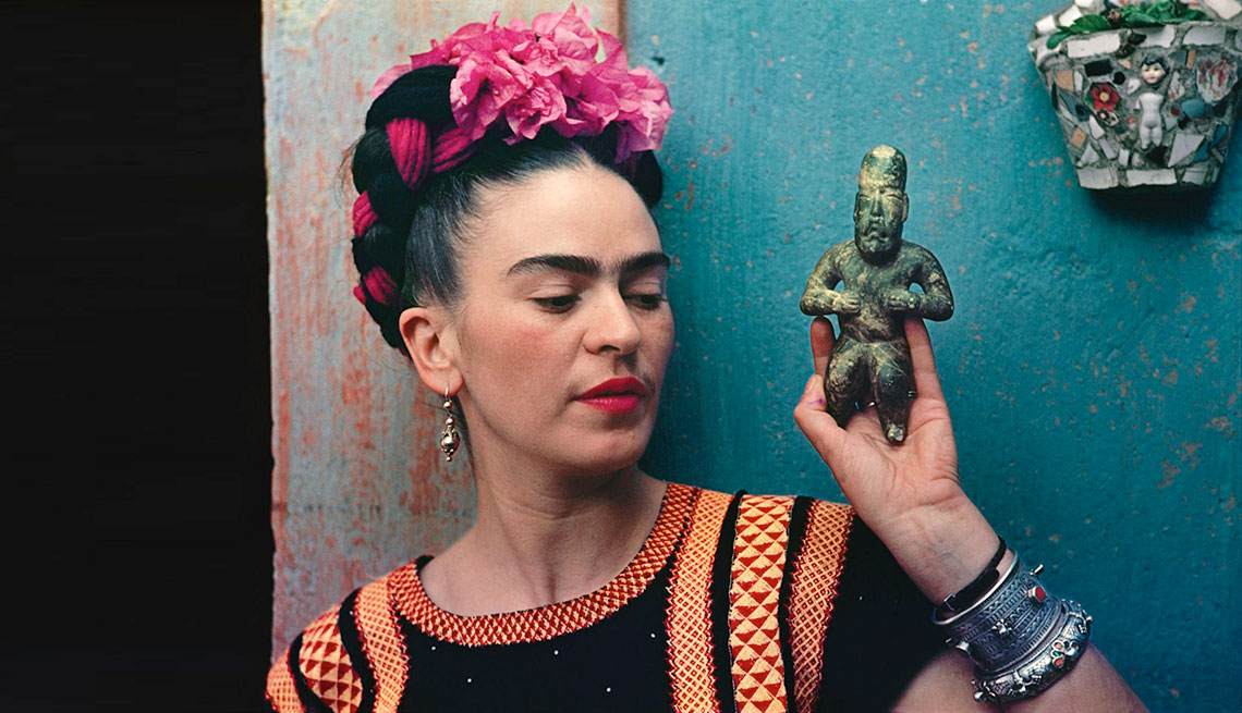 Retrato de Frida Kahlo con un ídolo indígena.