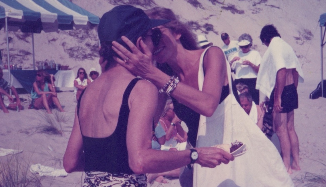 item 4 of Gallery image - Jackie Kennedy-Onassis y Carly Simon.